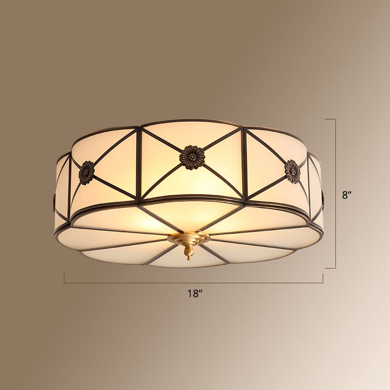Gold-Finish 4-Licht Deckenbefestigung Kolonialstil Frosted Glas Schüssel geformtes Flush Mount Licht