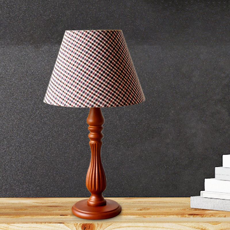 Lampe de bureau en forme de tonneau beige/beige/bleu foncé, tissu traditionnel, lampe de lecture à 1 lumière pour chambre à coucher avec base en bois