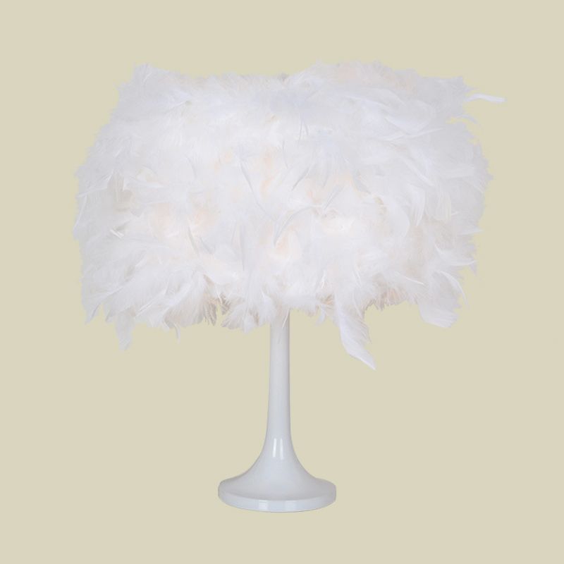 Lampada da comodino moderna con illuminazione da scrivania a 1 luce in piuma bianca con paralume in tessuto per soggiorno