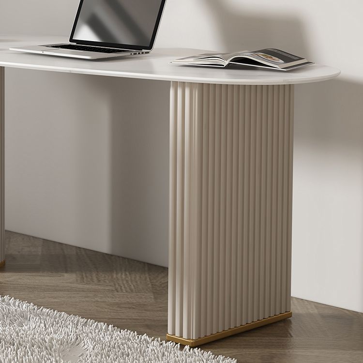 Table à manger ovale contemporaine en métal