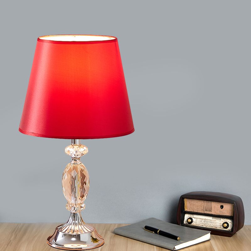 1 Glühbirnenschattentisch Leichte traditionelle Rot/Kaffee/Flachs -Tapered Sleeping Room Nighttange Lampe mit abgeschrägten Kristallblöcken