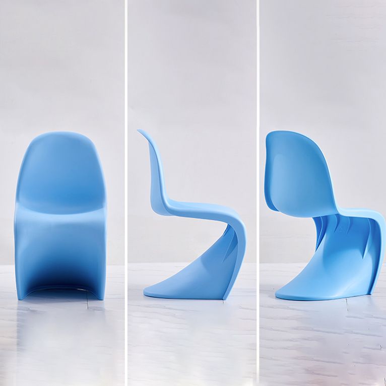Sedie da pranzo senza bracciolo in plastica in plastica in stile scandinavo.