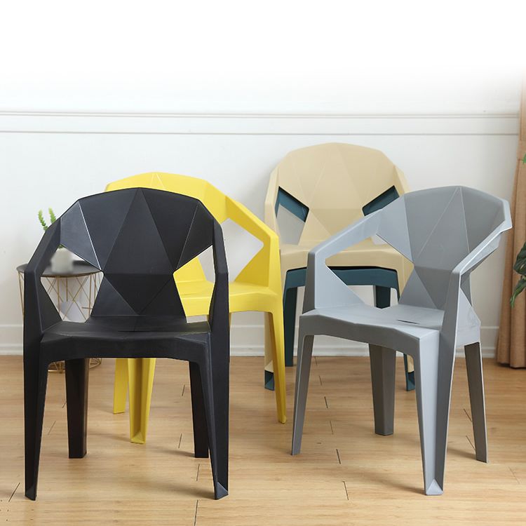 El plástico moderno que cena las sillas del brazo abre la parte posterior que apila los sillones de cena