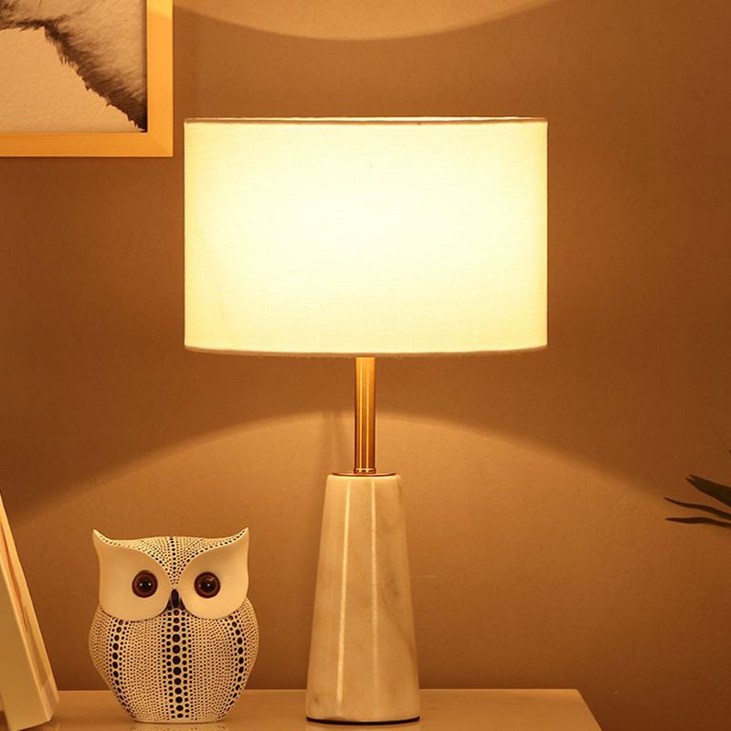 Mesa de noche redonda tela ligera de estilo de una sola bombilla iluminación nocturna con base cónica de mármol en blanco