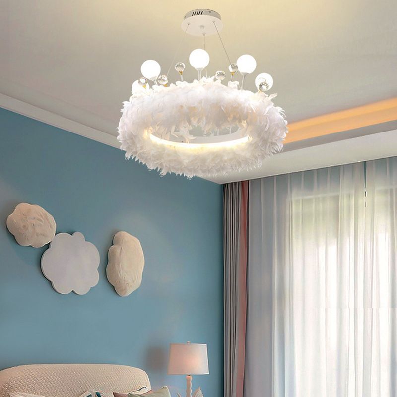 Luz colgante de LED de plumas blancas en una lámpara de aluminio de estilo de lujo moderno con decoración de cristales