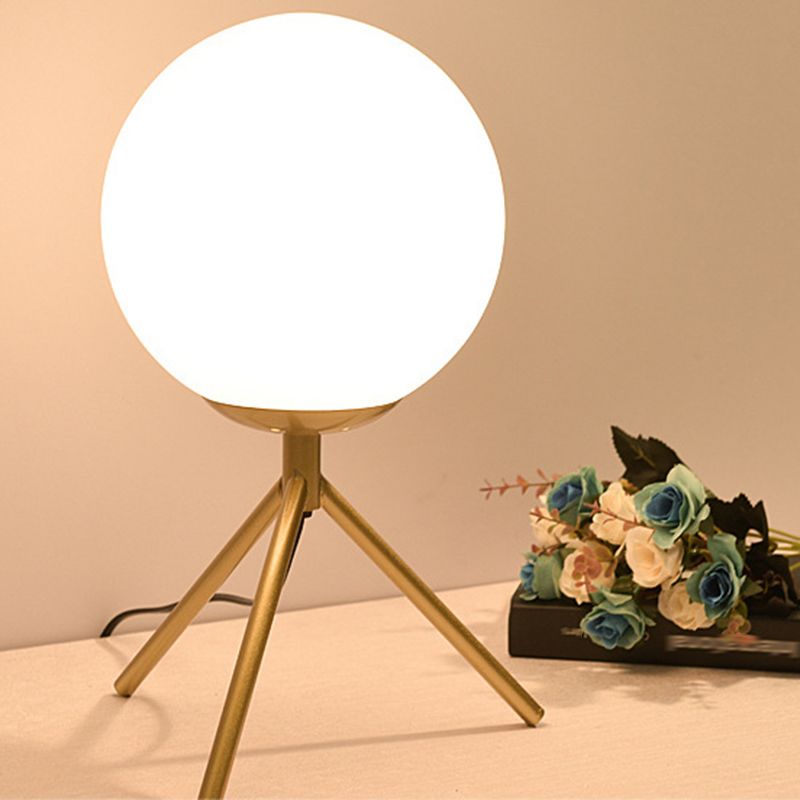 Lampada da tavolo minimalista con paralume a globo in vetro bianco, 1 lampadina, treppiede, camera da letto, comodino