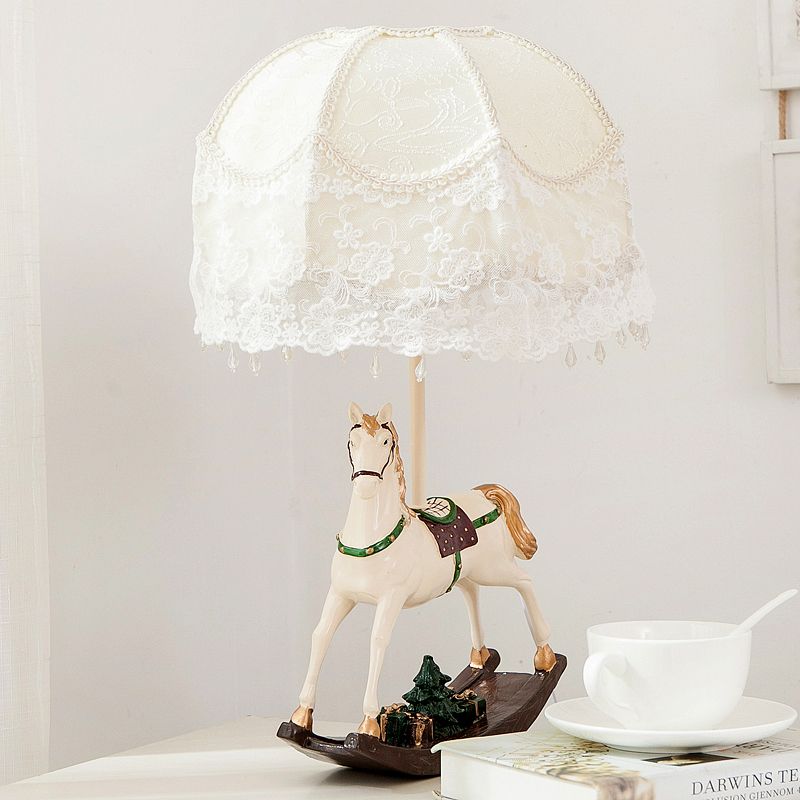 Lampada da tavolo per bambini in tessuto svasato/cupola in pizzo, lampada da comodino a 1 testa in bianco con base per altalena a cavallo a dondolo