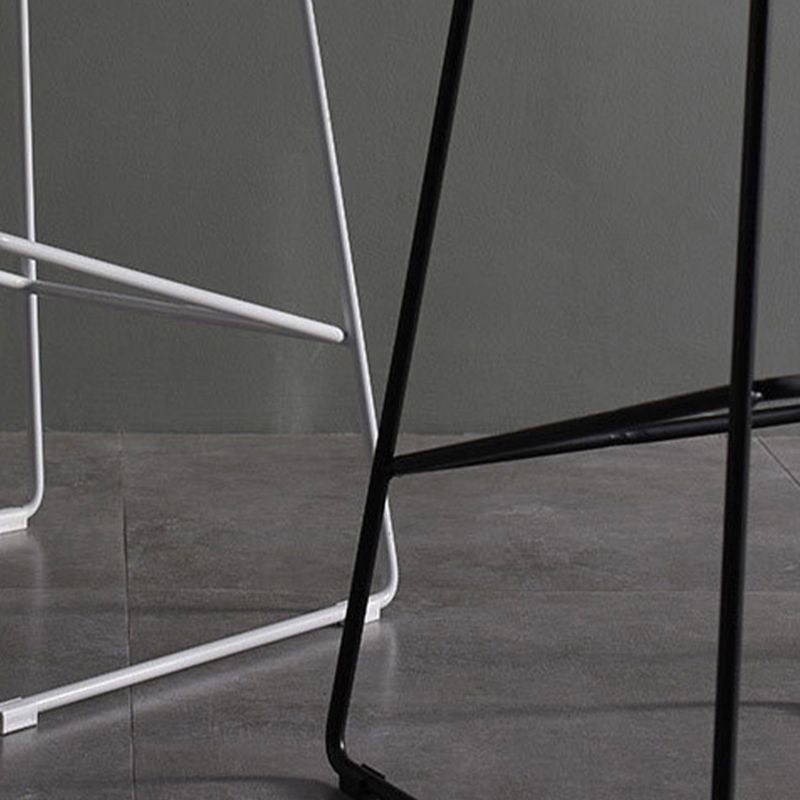 Tabourets de comptoir scandinaves en plastique et acier, sans dossier, avec siège baquet (Ensemble de 2)