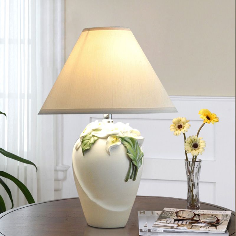Lampe de table Calla Lily en résine, lampe de chevet à 1 ampoule, blanche, avec abat-jour conique en tissu