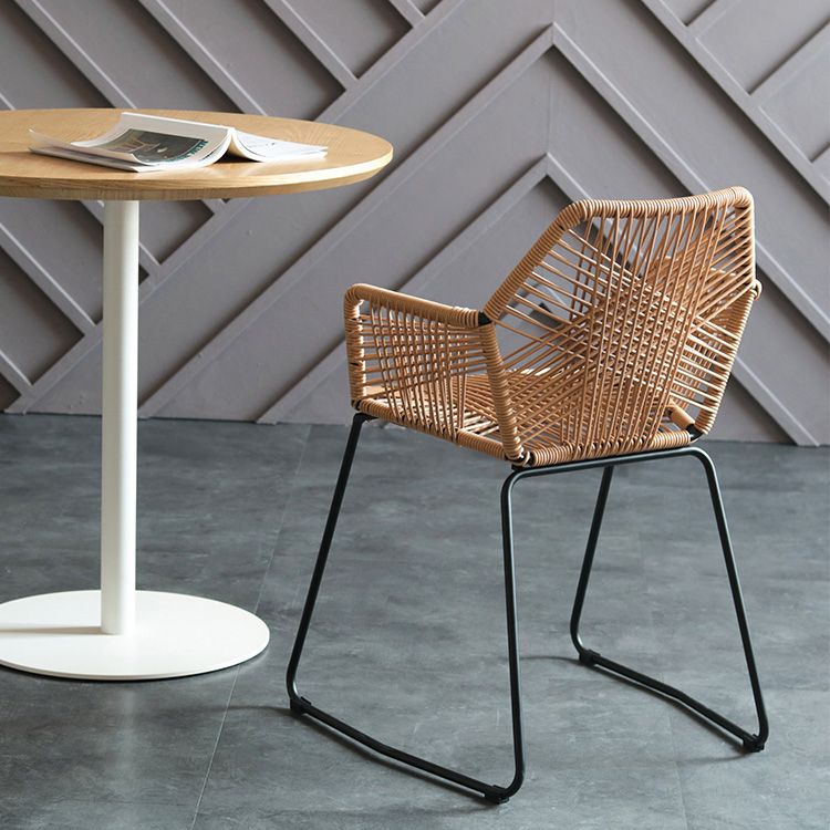 La parte posterior abierta del diseño industrial que cena el patio de la rota de las sillas laterales cena la silla lateral