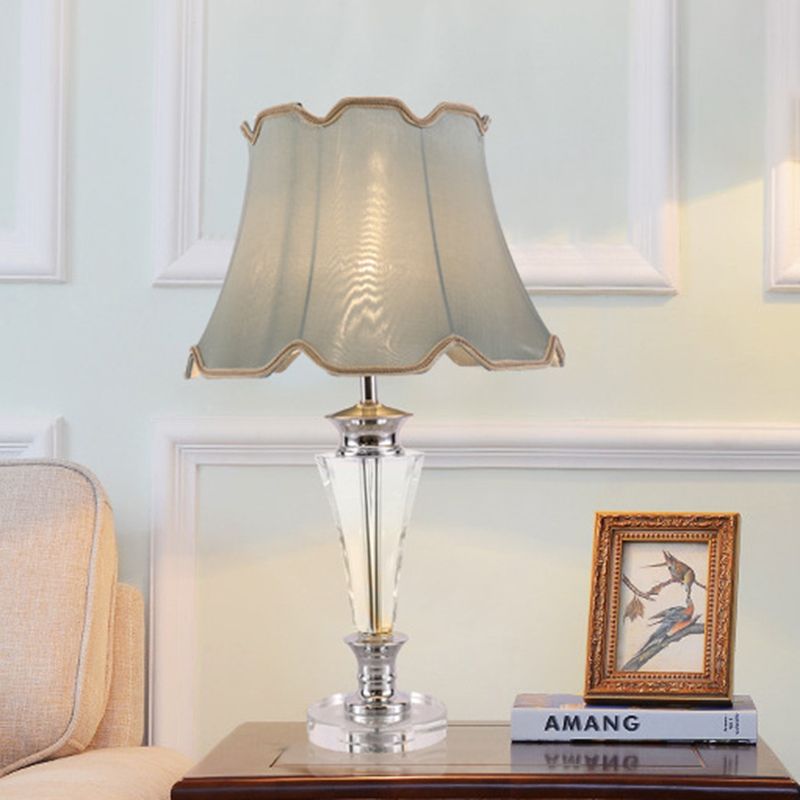 Lampada da comodino a 1 testa in cristallo tagliato a mano modernista in tessuto affusolato in blu