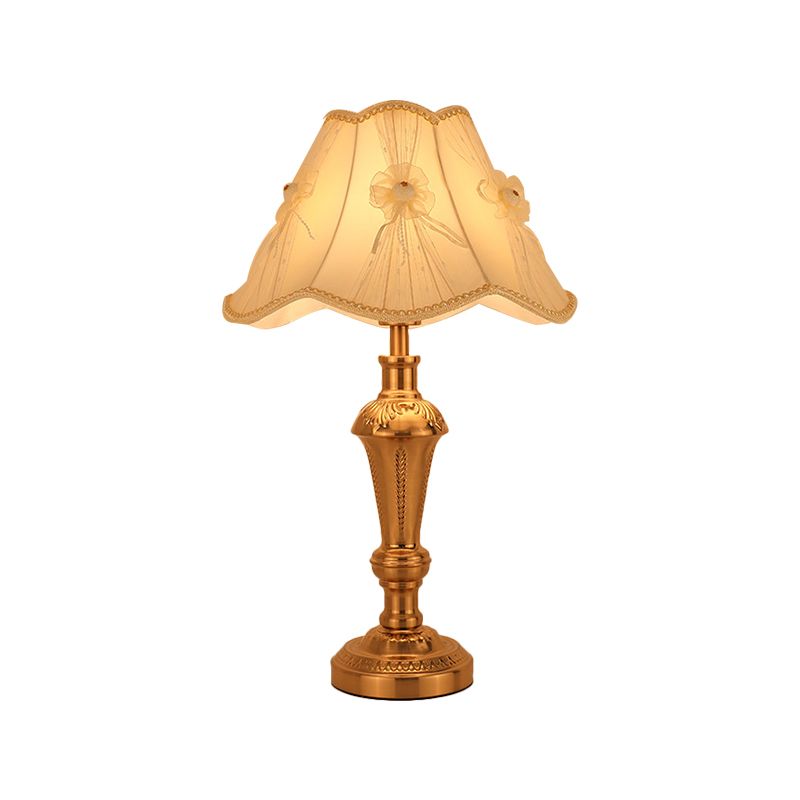 Bloemen/conisch bed bureau licht Traditionele stof enkele kop gouden nachttafelverlichting