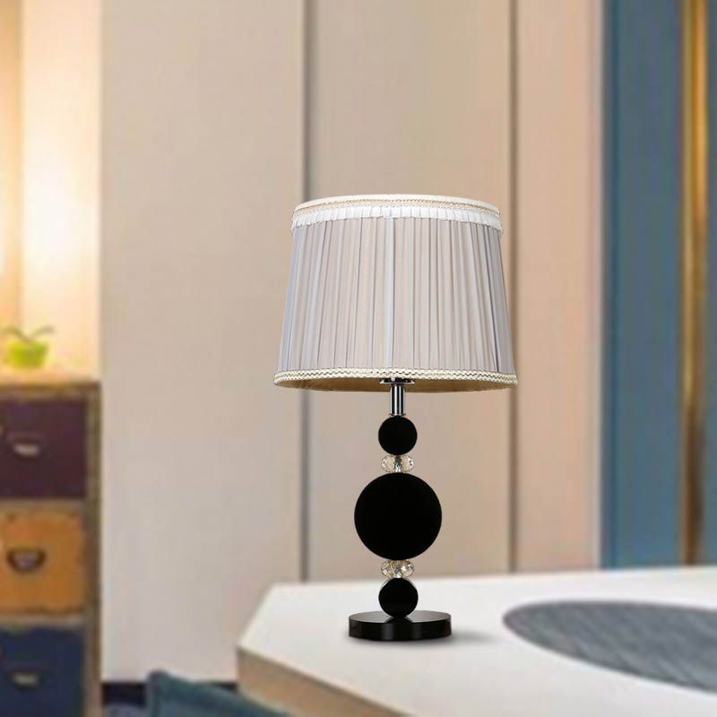 Tamburo rurale ombre night luce 1 lampada da tavolo in tessuto leggero in crema grigio per camera da letto con dettagli in finto.
