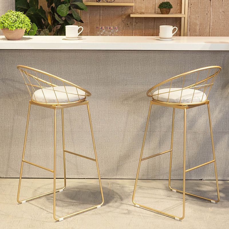 Taburetes de bar escandinavos de tela metálica, taburetes de bar blancos con respaldo bajo y asiento redondo