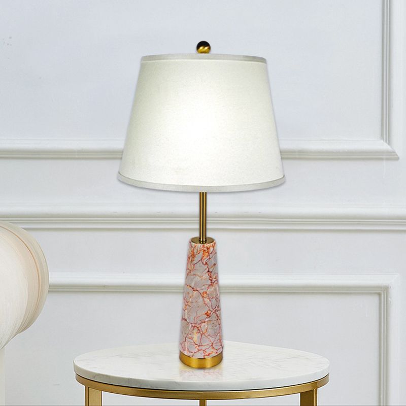Lampe de table de nuit conique en marbre moderniste à 1 tête rouge avec abat-jour en tissu blanc