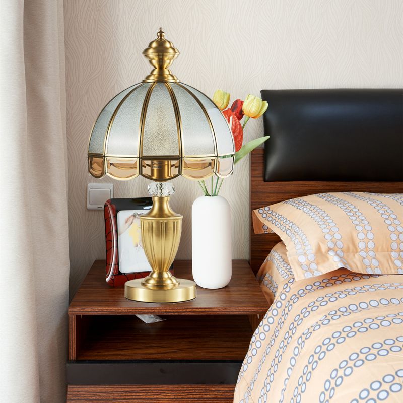 Lampada da tavolo per camera da letto a 1 luce in vetro smerigliato coloniale con luce notturna emisferica in bronzo