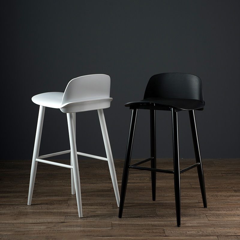 Taburete de asiento de pp de estilo industrial con patas de hierro para barra de cocina