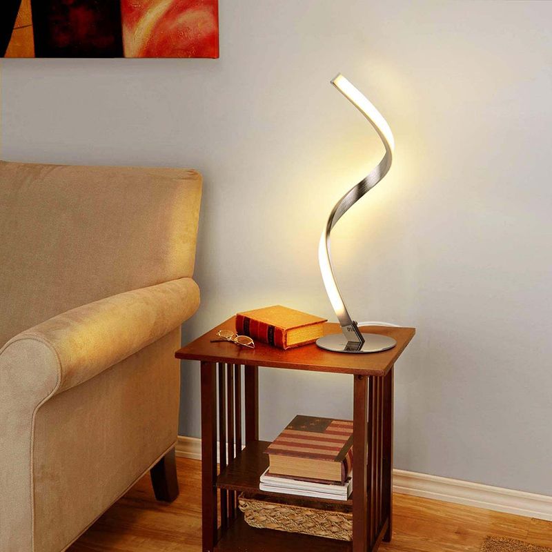 Lámpara de mesa retorcida de metal, luz de mesa lineal de sombra larga para el dormitorio
