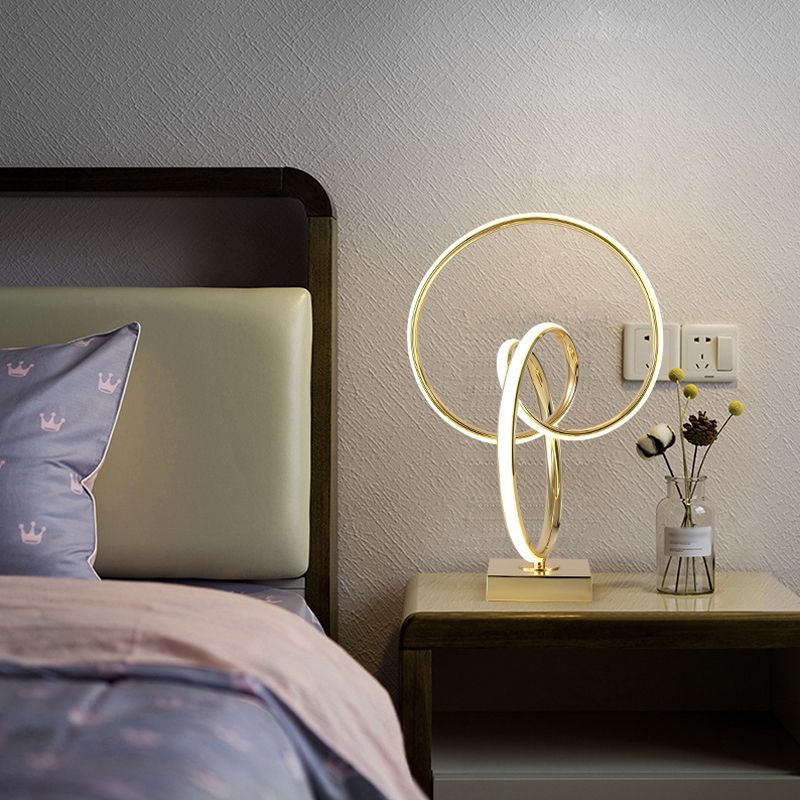 Metall verdrehte Ringform LED -Tisch leichte zeitgenössische goldene Nachttischlampe für Bett