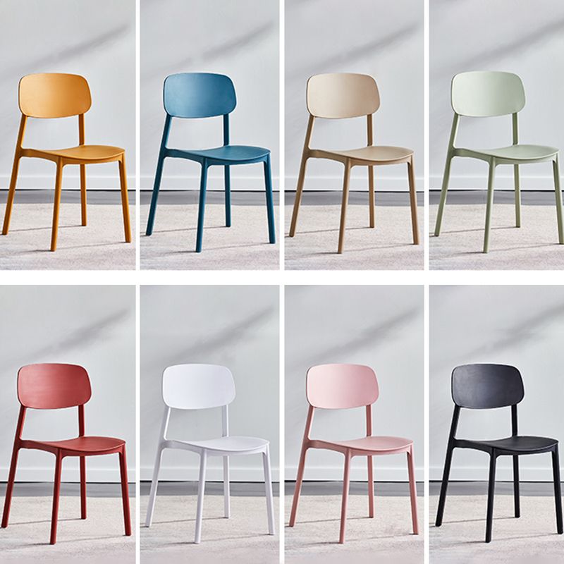 Stapelbarer Beistellstuhl aus Kunststoff im minimalistischen Stil. Bunte armlose Esszimmerstühle für den Heimgebrauch