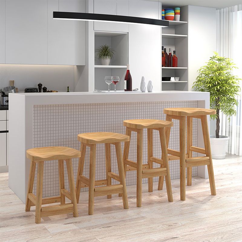 Moderner Barhocker aus Massivholz mit Sattelsitz, rückenfreier Innenhocker mit Holzbeinen
