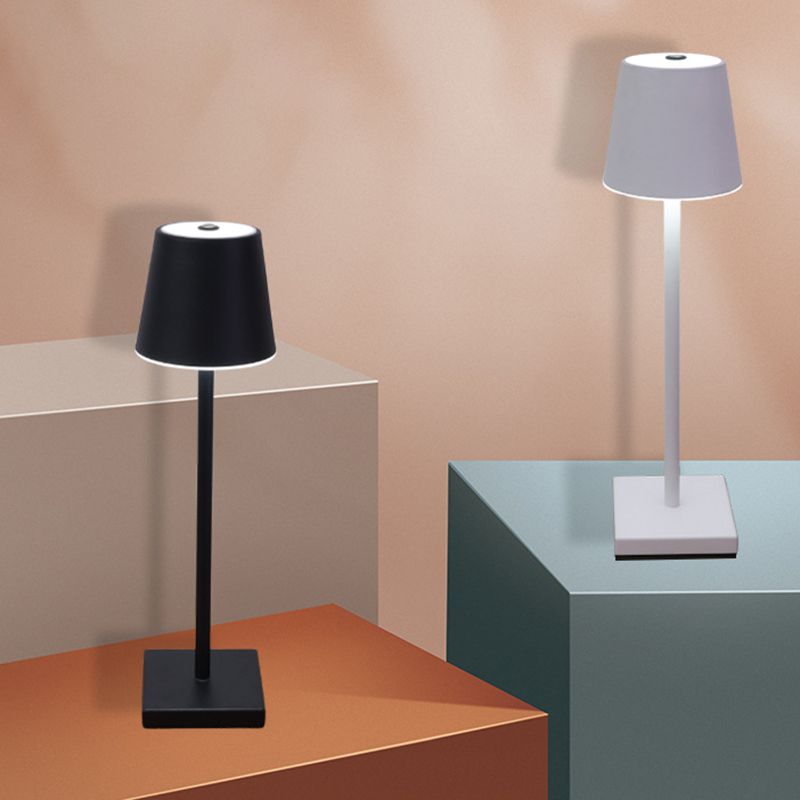 Lampada da tavolo contemporanea a 1 luce a cono in metallo a LED Light per sala da pranzo