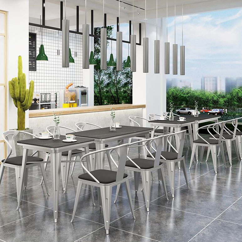 Industriële eetkamertafel Gesinterde stenen tafel met sledeonderstel voor thuiskeukendiner