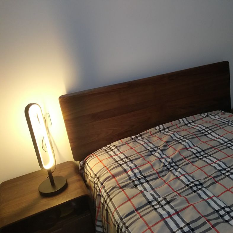 Lámpara de mesa geométrica minimalista Metal Bedside Led Nightsand Light in Black