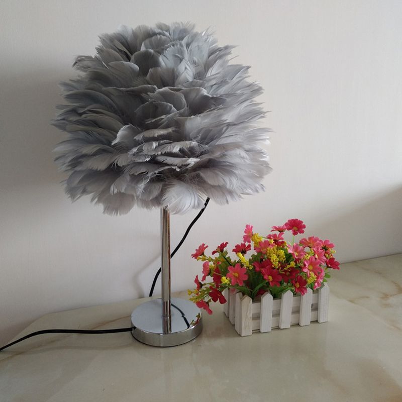Moderna lampada da tavolo plug-in Artichoke Feather 1 luce Lampada da comodino per ragazze in rosa/grigio/bianco