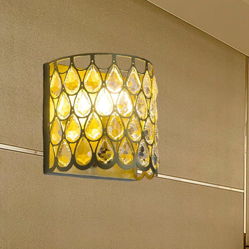 Minimalismo de luz de pared de medio cilindro plateado/latón 1 lámpara de pared de metal claro con forma de lágrima de cristal transparente