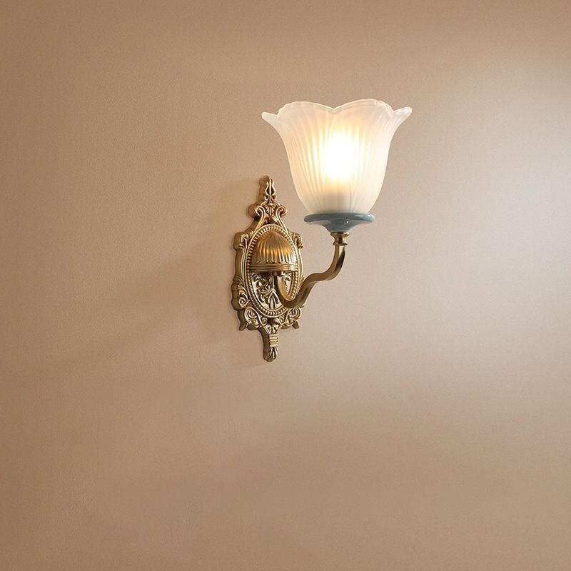 Melkglas messing wandlamp gesneden bloesem 1/2-licht vintage muurlicht sconce met golvende arm voor veranda