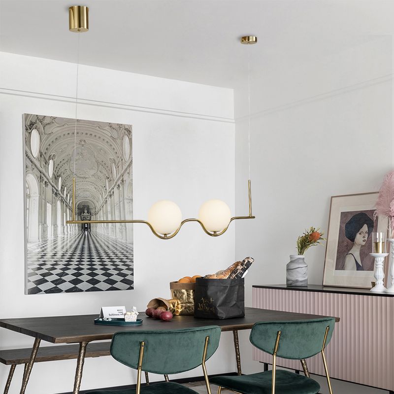 2 têtes Room Room Island Lamp Kit de lumière suspendue en or contemporain avec teinte en verre blanc sphérique