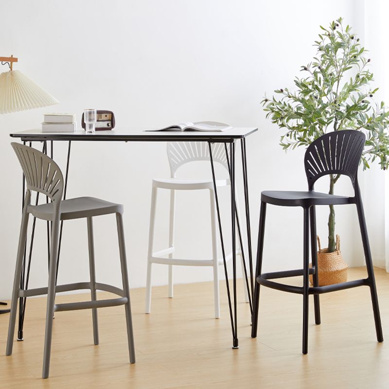 Nordic Plastic Einfacher stapelbarer Barhocker für den Innenbereich, hoher Hocker mit Sattelsitz