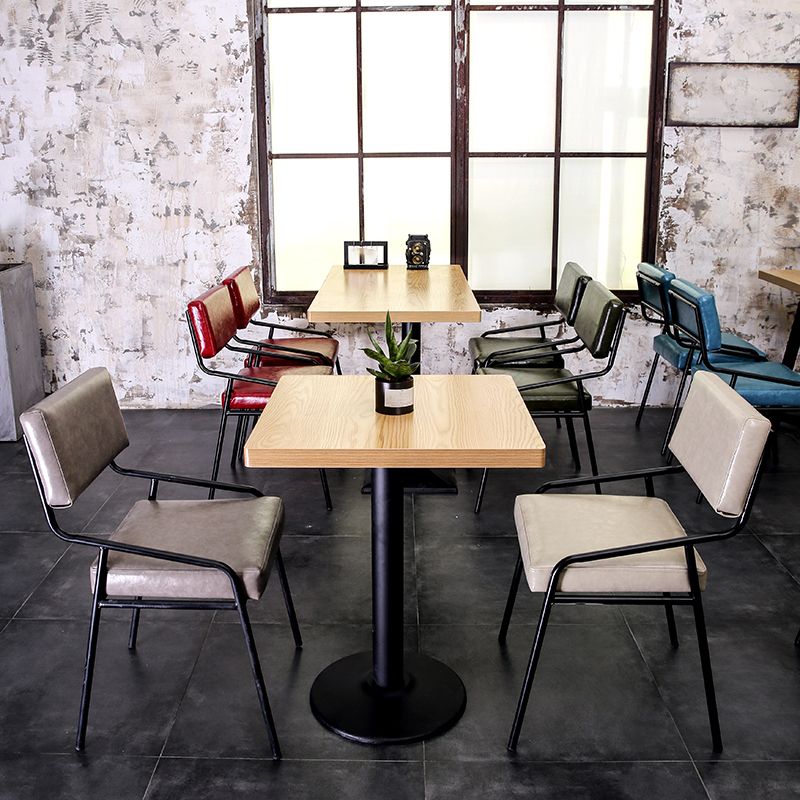 Silla de comedor industrial de cuero con respaldo abierto y acabado mate (juego de 4)