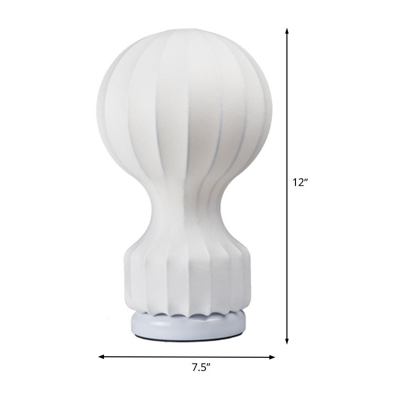 Lampada da tavolo piccola curva bianca modernista a 1 lampadina in tessuto per soggiorno