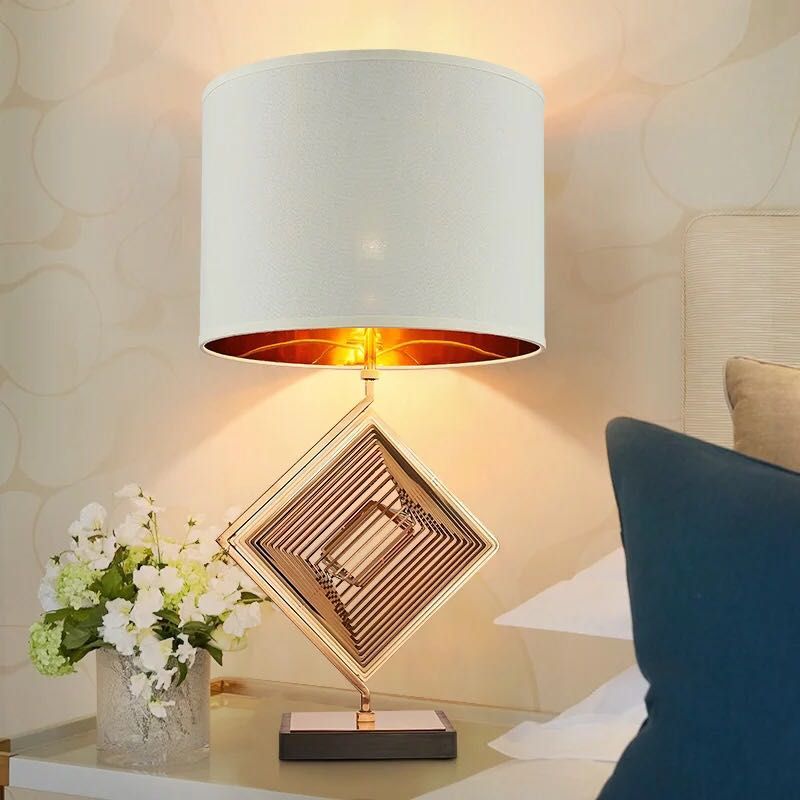 Metalen vierkante nachttafellamp Modern 1-lamps witte nachtkastjeverlichting met trommelstofkap