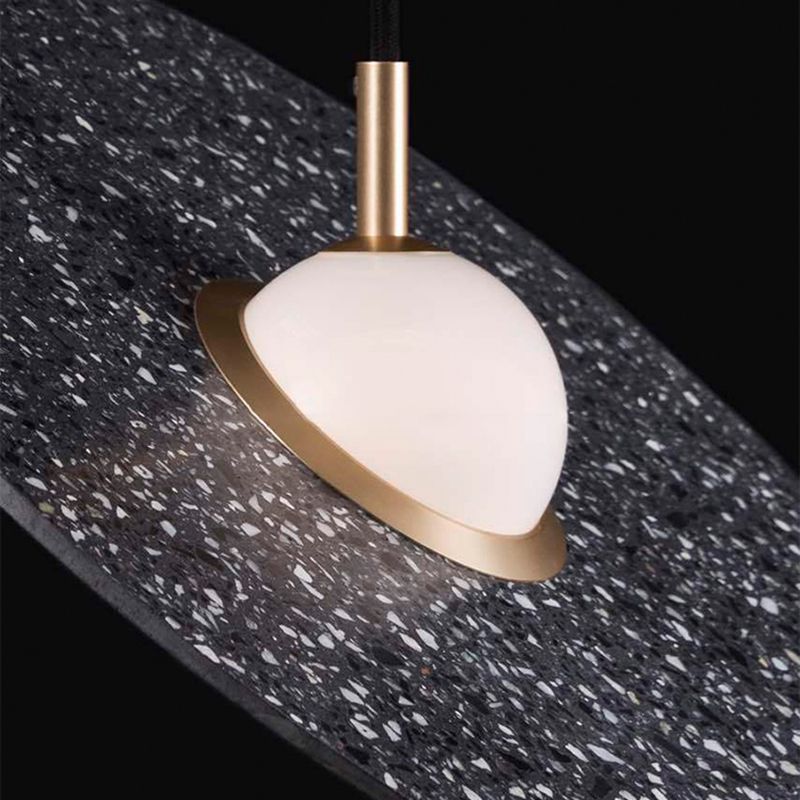 Soucoupe volante suspendue à la lumière du terrazzo postmoderne