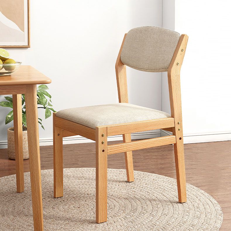 Silla lateral moderna de tela de madera de caucho, acabado mate, parte trasera abierta, silla de comedor