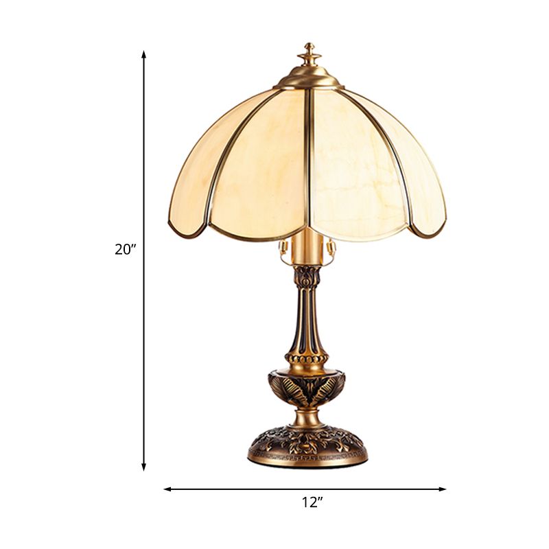 Lampe de chevet festonée dorée en verre crème rustique 1 lumière de table claire légère avec base