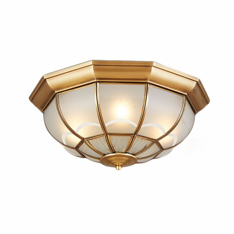 Frost Glass Dome Flush montée Lamp Classic Bedroom Flush Mount Ceiling Lighting Fixture in Brass