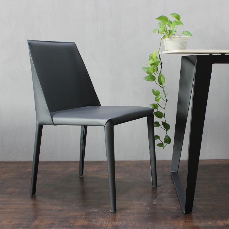 Chaise contemporaine à dossier solide, chaise en cuir de 18 pouces de large avec 4 pieds en métal pour la maison