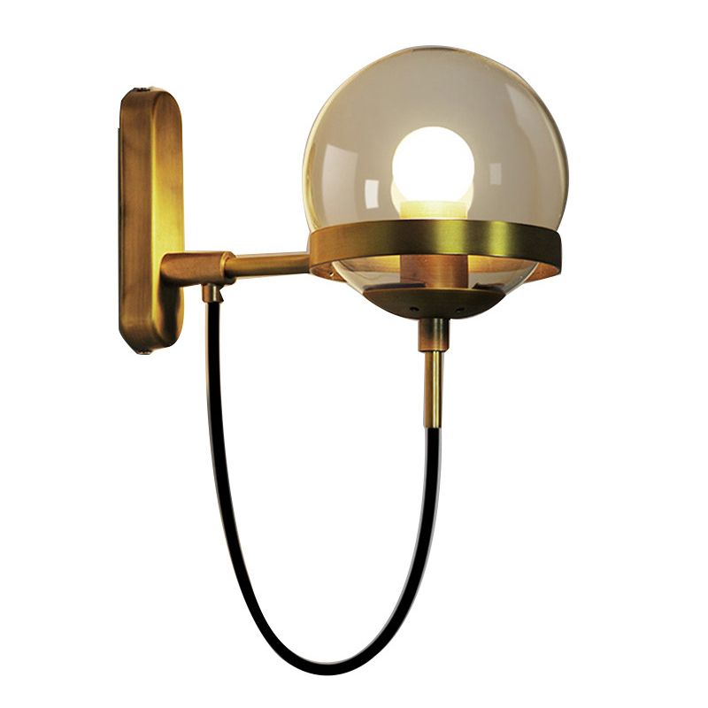 Moderne creatieve smeed met een enkele wandlamp met ijzeren bol hangen muurlicht met glazen schaduw