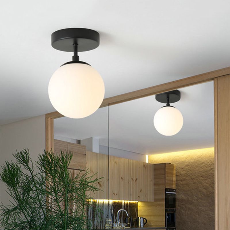 Plafond de couloir à ampoule unique, plafonnier semi-encastré noir simple avec mini abat-jour sphérique en verre de lait