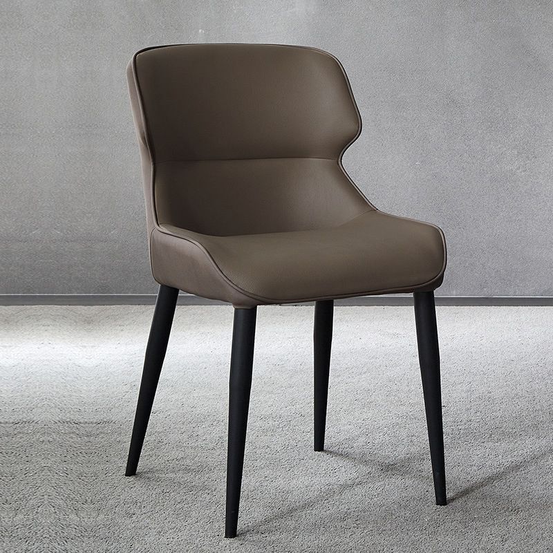 Chaise de salle à manger de style scandinave en métal.