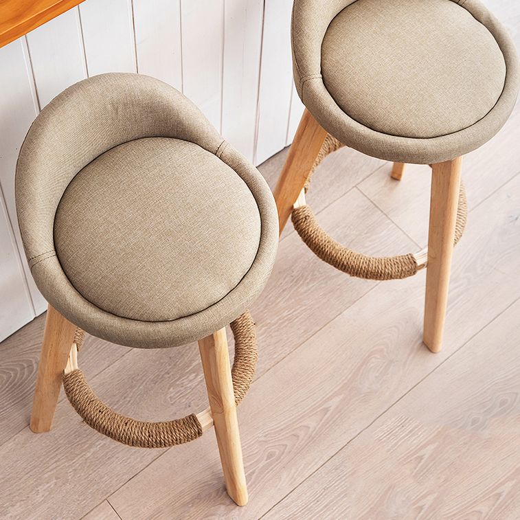 Taburete de bar con reposapiés de tela moderno, taburete redondo con respaldo bajo para interior con patas de madera