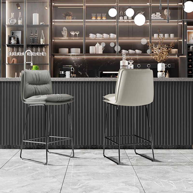 Moderne Rückenlehne Armless Counterhocker Steel Café Barhocker mit Lederkissen