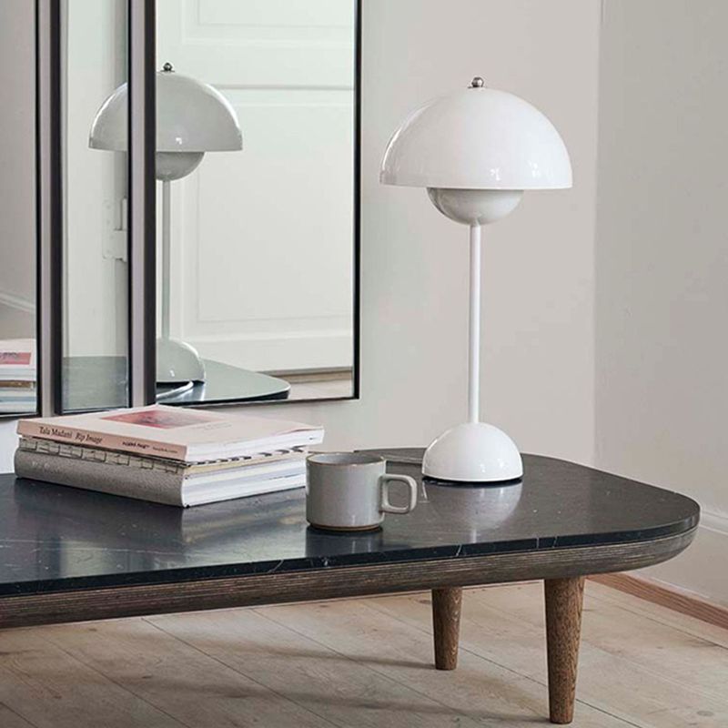 Metal Flower Shape Table Lamp Modern Style Colorful Table Lamp for Bedroom