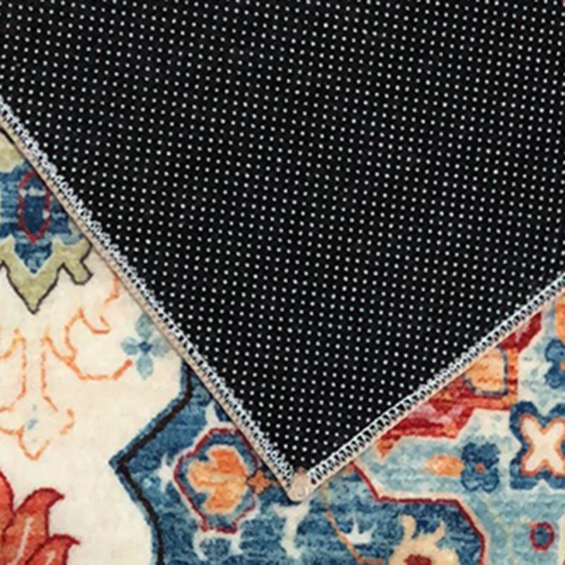 Alfombra de patrón simétrico retro alfombra de poliéster de tono rojo alfombra sin deslizamiento para sala de estar