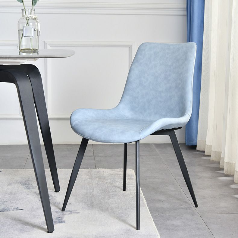 Chaises de salle à manger en simili cuir style contemporain avec 4 pieds finition noire, chaises sans accoudoirs
