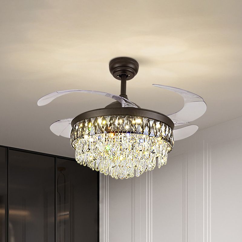 19 "W moderne, sich verjüngte Halbflush-Halterung handgeschnittene KristalllED-Parurkanallüftellicht in Schwarz mit 4 Klingen